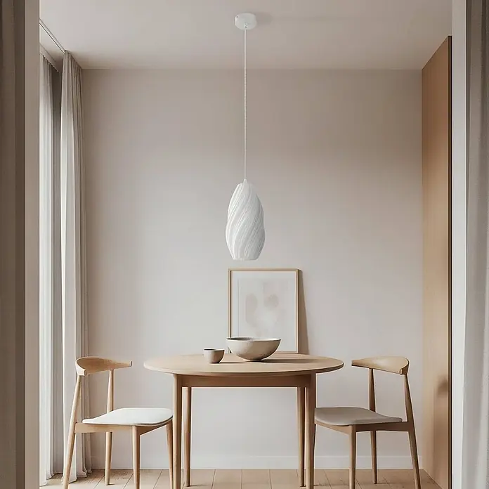 Lindby Pendelleuchte Nuvia - L x B x H: 15,5 x 15,5 x 30 cm, weiß / opal, weiß, E27 - Weiße gedrehte Pendelleuchte über einem runden Holztisch.