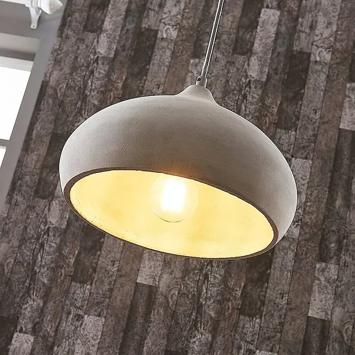 Lindby Pendelleuchte Morton - alu / grau / zink, betongrau, E27 - Moderne Pendelleuchte aus Beton mit grauem Äußeren und heller, warmgelber Innenseite, hängend und leuchtend.