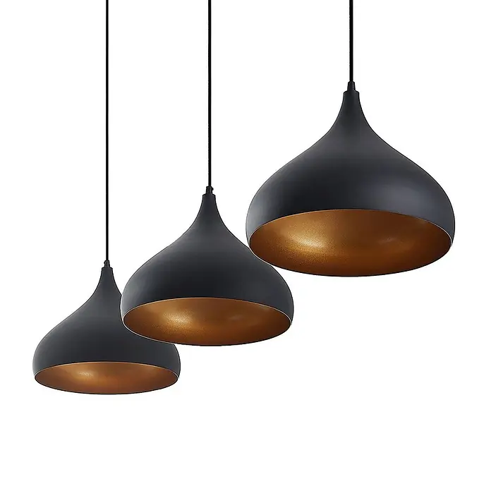 Lindby Pendelleuchte Elamira - L x B x H: 133 x 31 x 150 cm, schwarz, Schwarz, gold, E27 - Drei schwarze Pendelleuchten mit goldener Innenseite, auf verschiedenen Höhen hängend.