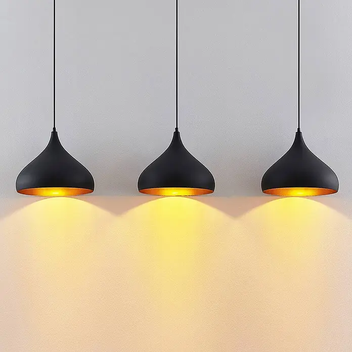 Lindby Pendelleuchte Elamira - L x B x H: 133 x 31 x 150 cm, schwarz, Schwarz, gold, E27 - Drei schwarze Pendelleuchten mit goldenem Inneren strahlen warmes Licht nach unten ab.