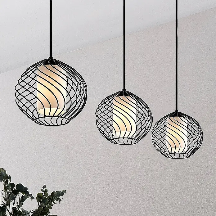 Lindby Pendelleuchte Cedrice - L x B x H: 108 x 25 x 21 cm, schwarz, Schwarz, weiß, E27 - Drei schwarze Spiral-Drahtkäfig-Pendelleuchten mit internen weißen zylindrischen Diffusoren hängen von der Decke.