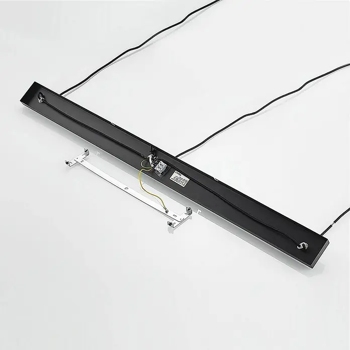 Lindby Pendelleuchte Elamira - L x B x H: 133 x 31 x 150 cm, schwarz, Schwarz, gold, E27 - Unterseite einer schwarzen linearen Leuchte mit sichtbarer Verkabelung und separater silberner Montagehalterung.