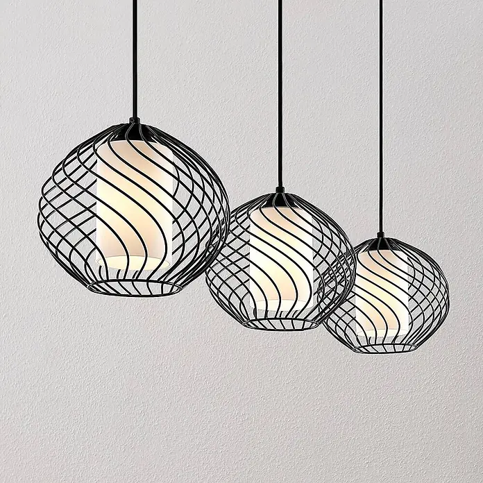 Lindby Pendelleuchte Cedrice - L x B x H: 108 x 25 x 21 cm, schwarz, Schwarz, weiß, E27 - Drei moderne Pendelleuchten mit schwarzen Drahtkäfigen und weißen zylindrischen Diffusoren.