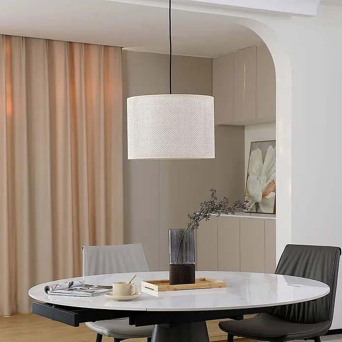 Lindby Esstisch Pendelleuchte Ø 40 cm, Hängelampe Esstisch Textil -  - Weiße, strukturierte zylindrische Pendelleuchte über einem modernen Esstisch.