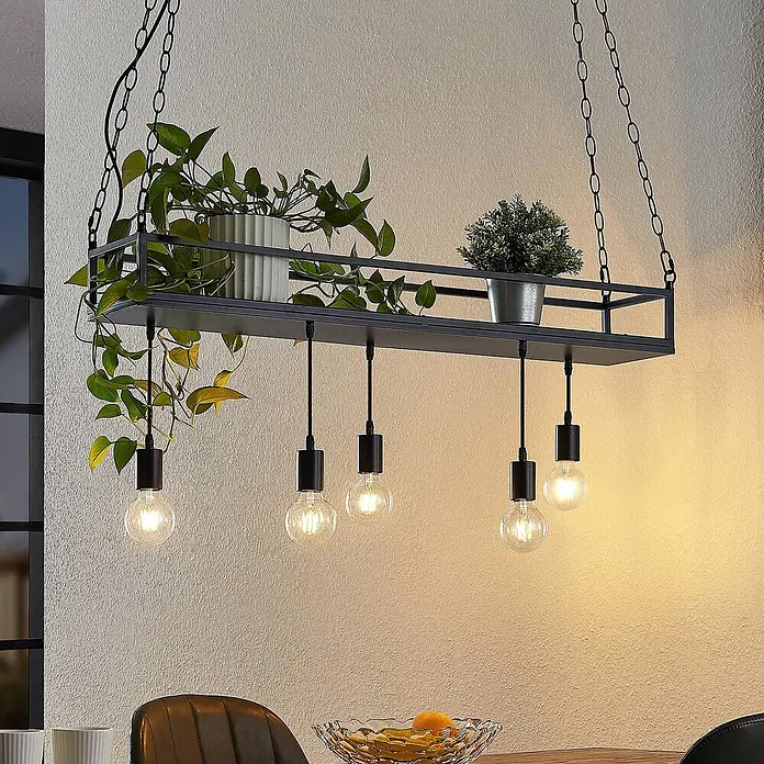 Lindby Pendelleuchte Kirista - L x B x H: 100 x 20 x 15 cm, Schwarz, E27 - Schwarze Metall-Pendelleuchte mit integrierter Ablage für Pflanzen und fünf sichtbaren Edison-Glühbirnen, die einen Essbereich beleuchten.