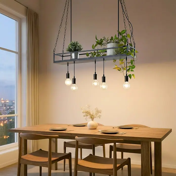 Lindby Pendelleuchte Kirista - L x B x H: 100 x 20 x 15 cm, Schwarz, E27 - Schwarze Metall-Hängeleuchte mit integriertem Regal und sechs sichtbaren Glühbirnen, beleuchtet über einem Esstisch aus Holz.