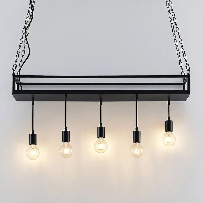 Lindby Pendelleuchte Kirista - L x B x H: 100 x 20 x 15 cm, Schwarz, E27 - Schwarze Metall-Rechteck-Hängelampe mit fünf freiliegenden Glühbirnen, an Ketten aufgehängt.
