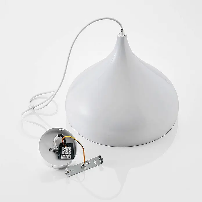 Lindby Pendelleuchte Ritana - weiß / opal, weiß, E27 - Demontierte weiße Pendelleuchte mit Metallschirm, Stromkabel und Deckenbefestigung.