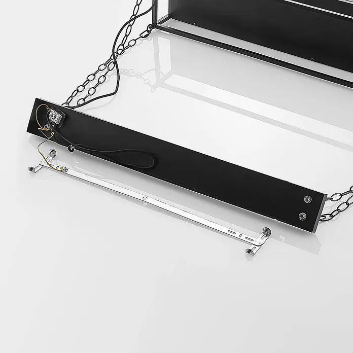 Lindby Pendelleuchte Kirista - L x B x H: 100 x 20 x 15 cm, Schwarz, E27 - Schwarzes, rechteckiges Leuchtenbauteil mit Ketten, freiliegender Verkabelung und separater silberner Montagehalterung.