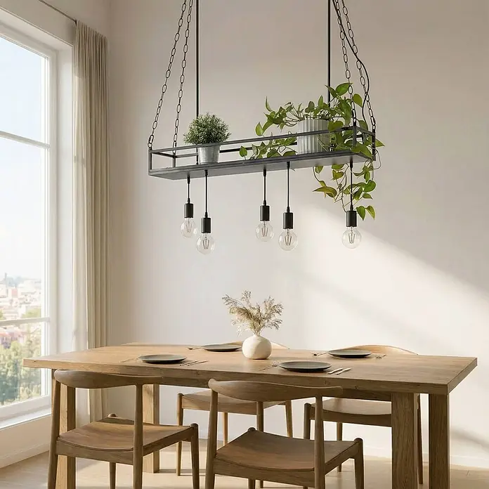 Lindby Pendelleuchte Kirista - L x B x H: 100 x 20 x 15 cm, Schwarz, E27 - Schwarze Hängeleuchte aus Metall mit Pflanzen und Glühlampen über einem Holzesstisch.