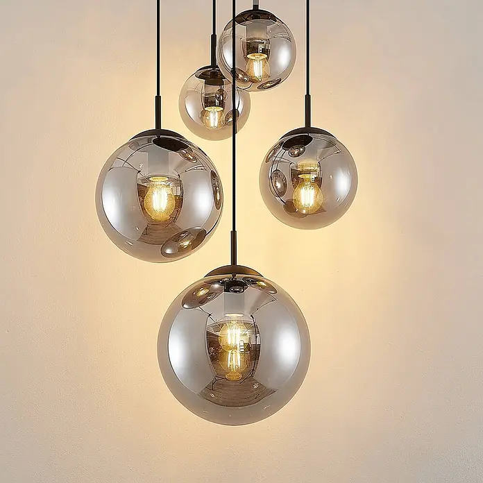 Lindby Pendelleuchte Teeja - L x B x H: 50 x 50 x 30 cm, alu / grau / zink, rauchgrau, Schwarz, E27 - Fünf moderne Pendelleuchten mit Rauchglas-Kugeln und schwarzen Aufhängungen, beleuchtet.