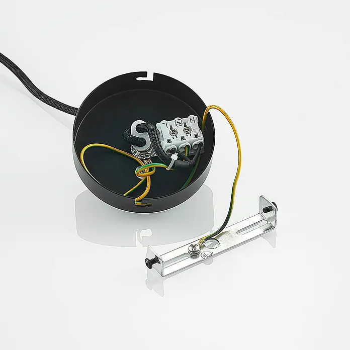 Lucande Pendelleuchte Emarin - L x B x H: 25 x 12 x 36,5 cm, Schwarz, opalweiß, G9 - Innenansicht einer schwarzen Metall-Deckenrosette mit Klemmenblock, geflochtenem Kabel und Erdungsdraht an einer Montagehalterung.