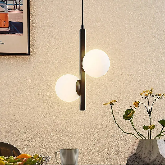 Lucande Pendelleuchte Emarin - L x B x H: 25 x 12 x 36,5 cm, Schwarz, opalweiß, G9 - Moderne Pendelleuchte mit dunkler vertikaler Stange und zwei beleuchteten kugelförmigen weißen Glasdiffusoren.