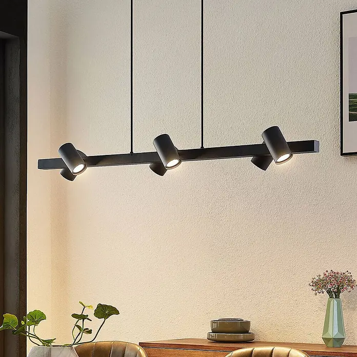 Lindby Pendelleuchte Savoli - L x B x H: 116 x 20,1 x 10,5 cm, schwarz, Schwarz, GU10 - Schwarze Hängelampe aus Metall mit sechs verstellbaren Strahlern, über einem Tisch.