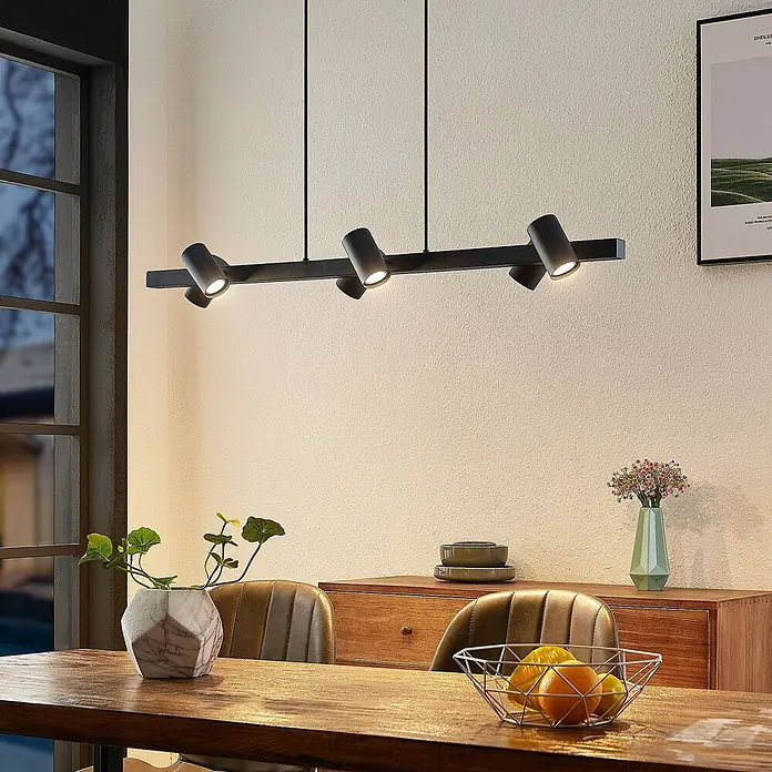 Lindby Pendelleuchte Savoli - L x B x H: 116 x 20,1 x 10,5 cm, schwarz, Schwarz, GU10 - Schwarze lineare Pendelleuchte mit vier verstellbaren Spotköpfen, die einen Esstisch beleuchtet.