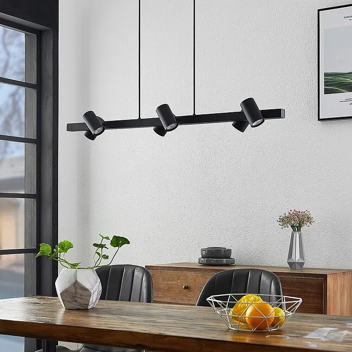 Lindby Pendelleuchte Savoli - L x B x H: 116 x 20,1 x 10,5 cm, schwarz, Schwarz, GU10 - Schwarze lineare Pendelleuchte mit mehreren verstellbaren Strahlern beleuchtet einen Essbereich.