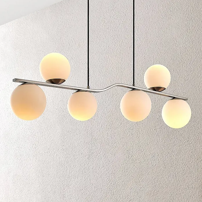 Lindby Pendelleuchte Avalyn - L x B x H: 110 x 16 x 32 cm, weiß, nickel satiniert, E14 - Silberne lineare Hängeleuchte mit sechs mattweißen Kugellampen, elegant aufgehängt.