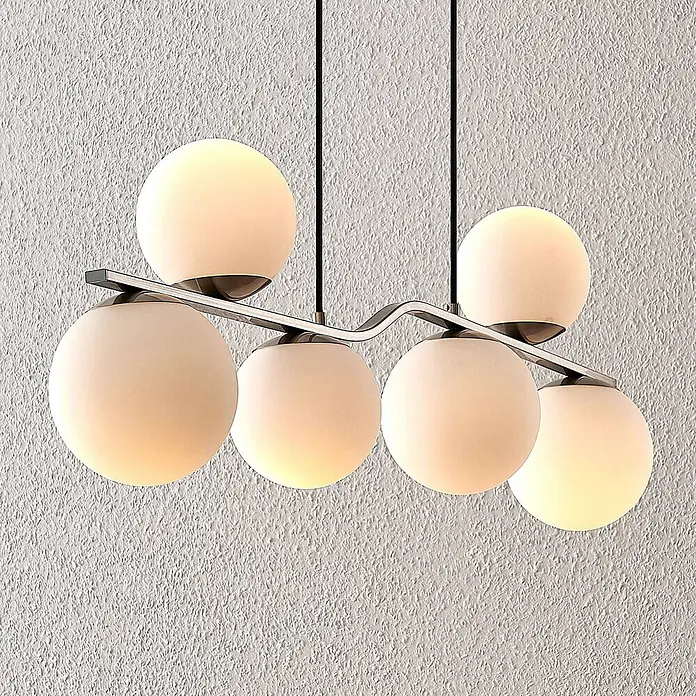 Lindby Pendelleuchte Avalyn - L x B x H: 110 x 16 x 32 cm, weiß, nickel satiniert, E14 - Moderne Pendelleuchte mit sechs weißen Glaskugeln an einer horizontalen Metallstange, aufgehängt an schwarzen Kabeln.