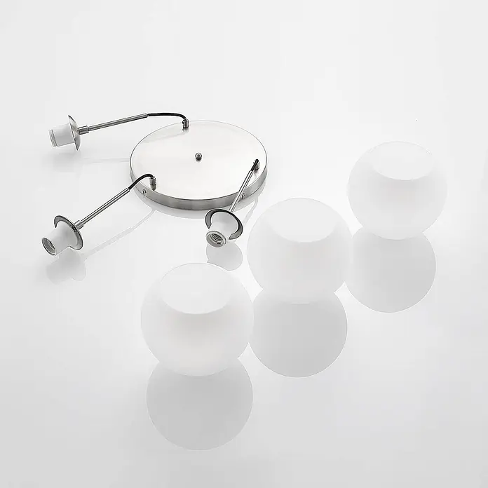 Lindby Pendelleuchte Jurian - L x B x H: 32 x 32 x 17,5 cm, weiß / opal, opal, nickel, E27 - Teile einer modernen Deckenleuchte: eine gebürstete Metallbasis, drei weiße Lampenfassungen und drei gefrostete Glaskugelschirme.