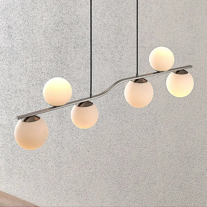 Lindby Pendelleuchte Avalyn - L x B x H: 110 x 16 x 32 cm, weiß, nickel satiniert, E14 - Moderne Pendelleuchte mit gewelltem Metallbalken und sechs kugelförmigen, opalen Glasschirmen, an schwarzen Kabeln hängend.