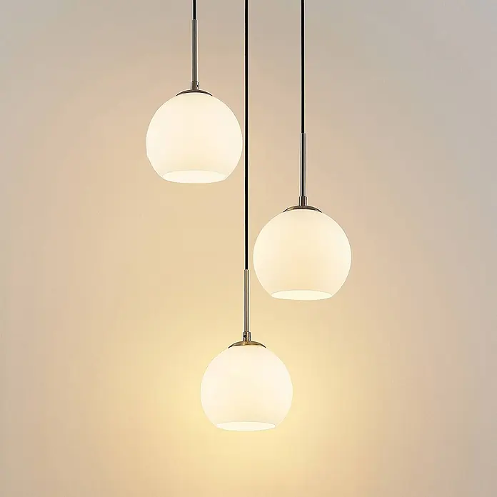 Lindby Pendelleuchte Jurian - L x B x H: 32 x 32 x 17,5 cm, weiß / opal, opal, nickel, E27 - Drei moderne Pendelleuchten mit weißen kugelförmigen Glasschirmen, aufgehängt an schwarzen Kabeln und verchromten Metallstangen.
