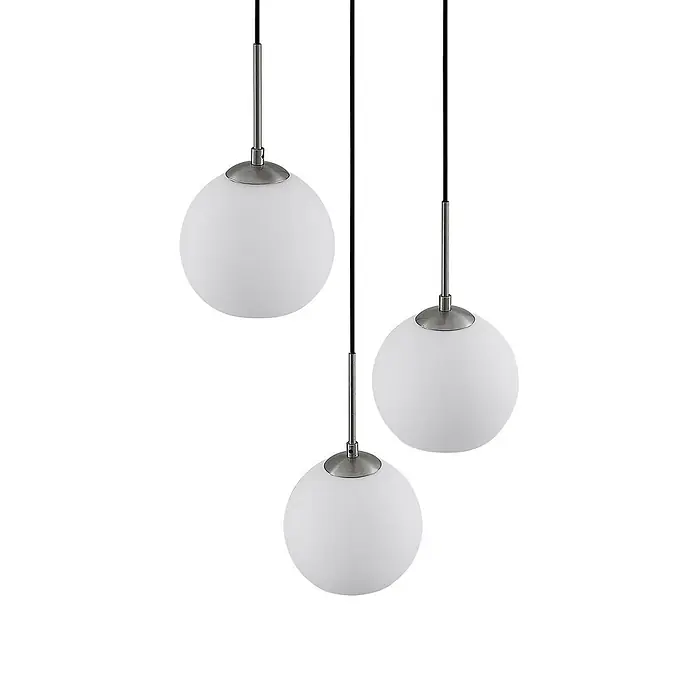 Lindby Pendelleuchte Jurian - L x B x H: 32 x 32 x 17,5 cm, weiß / opal, opal, nickel, E27 - Drei Pendelleuchten mit mattweißen Glaskugelschirm und gebürstetem Metallgestell, an schwarzen Kabeln hängend.