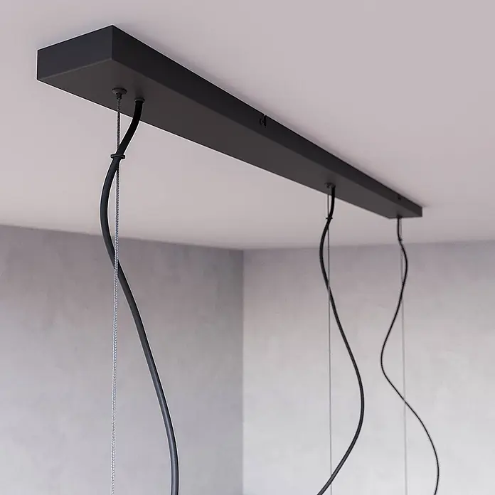 Lindby Pendelleuchte Gretja - L x B x H: 120,5 x 25 x 150 cm, schwarz, Schwarz, gold, E27 - Matt schwarze rechteckige Deckenhalterung für mehrflammige Pendelleuchte mit hängenden Kabeln.
