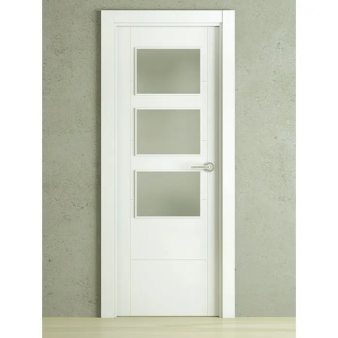 Pack puerta acristalada Caracas - 62,5 x 203 cm, Izquierda - Una puerta blanca moderna con tres paneles de vidrio rectangulares y una manija plateada contra una pared gris.