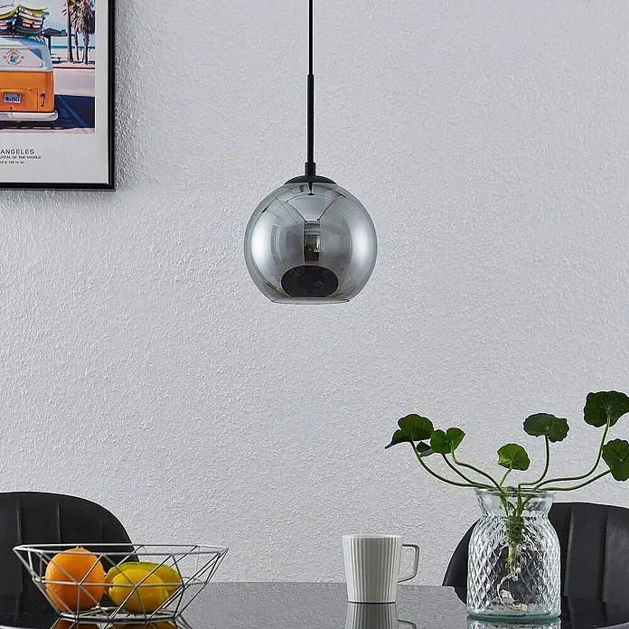 Lindby Pendelleuchte Jurian - L x B x H: 20 x 20 x 17,5 cm, alu / grau / zink, sandSchwarz, rauchgrau, E27 - Pendelleuchte mit rauchgrauem, kugelförmigem Glasschirm und schwarzer Aufhängung.