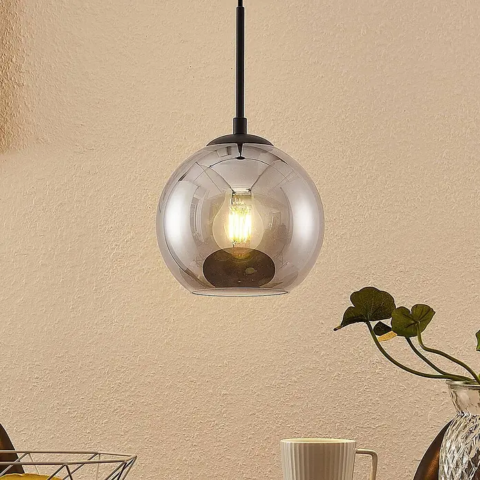 Lindby Pendelleuchte Jurian - L x B x H: 20 x 20 x 17,5 cm, alu / grau / zink, sandSchwarz, rauchgrau, E27 - Moderne Pendelleuchte mit rauchglas-Kugelschirm und schwarzer Aufhängung, beleuchtet den Raum mit warmem Filament-Leuchtmittel.