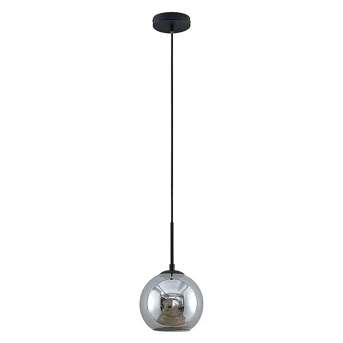 Lindby Pendelleuchte Jurian - L x B x H: 20 x 20 x 17,5 cm, alu / grau / zink, sandSchwarz, rauchgrau, E27 - Schwarze Pendelleuchte mit einer sphärischen, halb verspiegelten und halb klaren Glasschirm, der ein internes Holzelement zeigt.