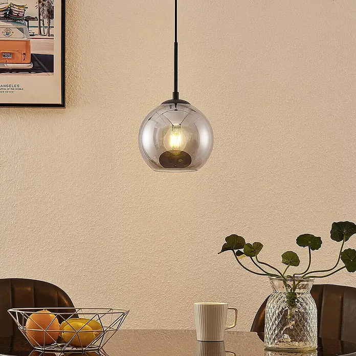Lindby Pendelleuchte Jurian - L x B x H: 20 x 20 x 17,5 cm, alu / grau / zink, sandSchwarz, rauchgrau, E27 - Pendelleuchte mit rauchfarbenem Glasschirm und schwarzer Aufhängung über einem Esstisch.