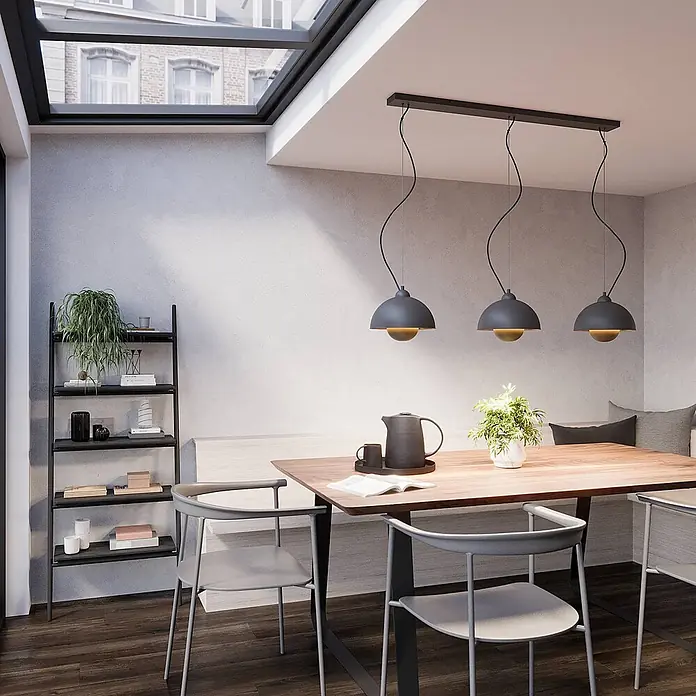 Lindby Pendelleuchte Gretja - L x B x H: 120,5 x 25 x 150 cm, schwarz, Schwarz, gold, E27 - Ein modernes Esszimmer mit einem Holztisch, hellgrauen Stühlen und drei dunklen Pendelleuchten über dem Bereich.