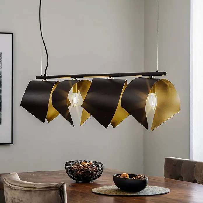Lucande Pendelleuchte Mikolay - L x B x H: 118,5 x 22,2 x 23,5 cm, schwarz, sandSchwarz, E14 - Moderne Hängelampe in Schwarz-Gold mit geschwungenen Schirmen über einem Esstisch.