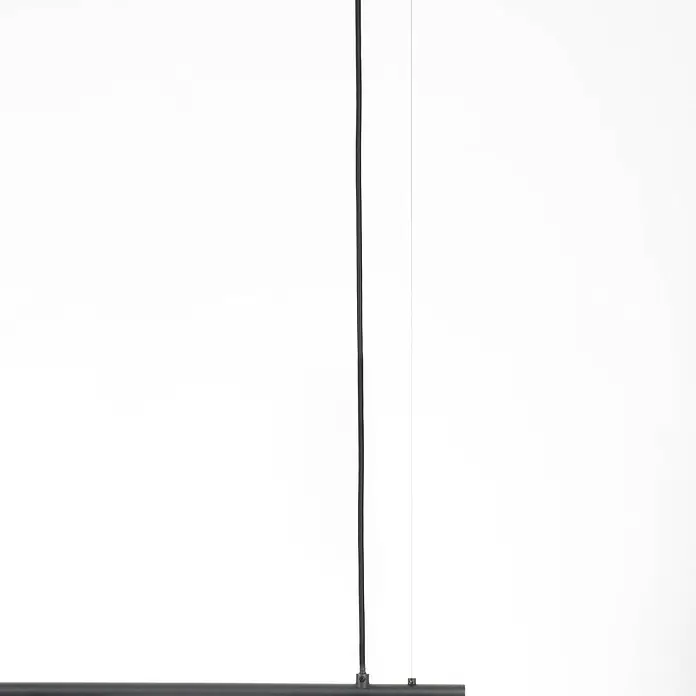 Lucande Pendelleuchte Mikolay - L x B x H: 118,5 x 22,2 x 23,5 cm, schwarz, sandSchwarz, E14 - Schwarz geflochtenes Kabel und dünne transparente Linie halten eine dunkelgraue Stange.