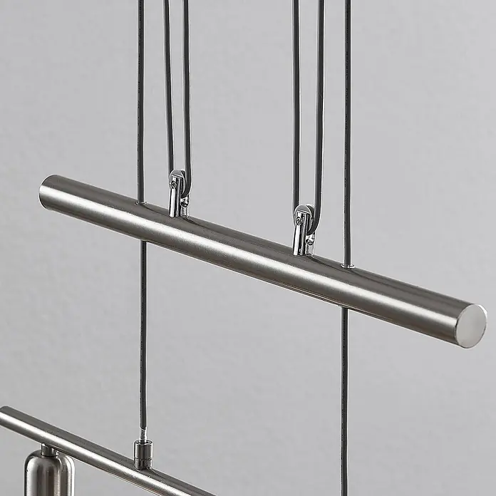 Lindby Pendelleuchte Delira - L x B x H: 54 x 12,5 x 14,5 cm, weiß, nickel satiniert, E14 - Gebürsteter Edelstahlbalken mit integrierten grauen Kabeln und Chromklemmen, Teil einer modernen Hängeleuchte.