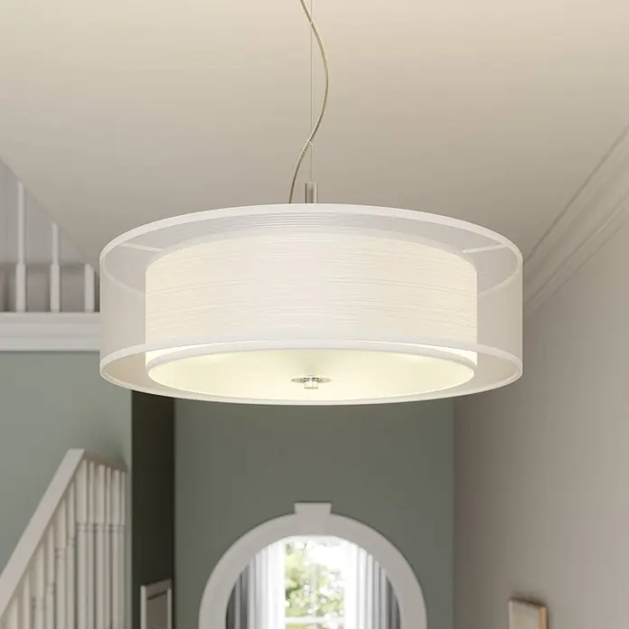 Lindby Pendelleuchte Pikka - L x B x H: 50 x 50 x 13 cm, weiß / opal, weiß, chrom, E27 - Weiße, mehrlagige Trommel-Pendelleuchte beleuchtet einen Flur.