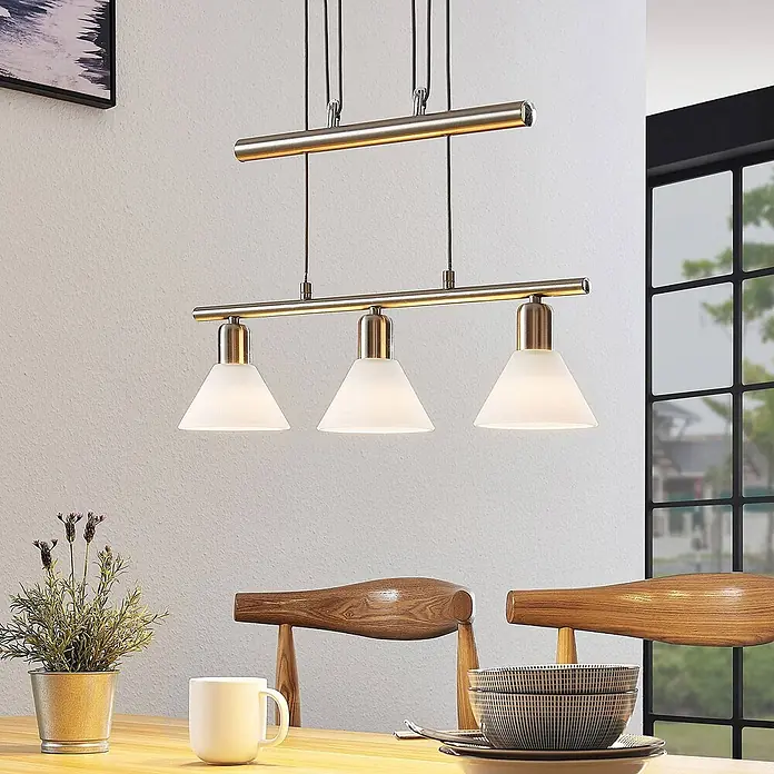 Lindby Pendelleuchte Delira - L x B x H: 54 x 12,5 x 14,5 cm, weiß, nickel satiniert, E14 - Dreiflammige Pendelleuchte mit gebürsteten Metalldetails und Lampenschirmen aus mattiertem Glas, über einem Esstisch.