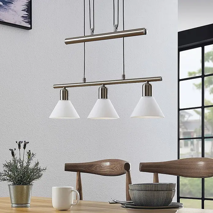 Lindby Pendelleuchte Delira - L x B x H: 54 x 12,5 x 14,5 cm, weiß, nickel satiniert, E14 - Dreiflammige Pendelleuchte aus satiniertem Nickel mit weißen Glasschirmen, über einem Esstisch hängend.
