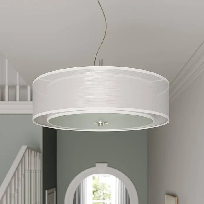 Lindby Pendelleuchte Pikka - L x B x H: 50 x 50 x 13 cm, weiß / opal, weiß, chrom, E27 - Weiße, runde, mehrstufige Pendelleuchte mit strukturiertem Stoffschirm und Silberaufhängung, beleuchtet einen Flur.