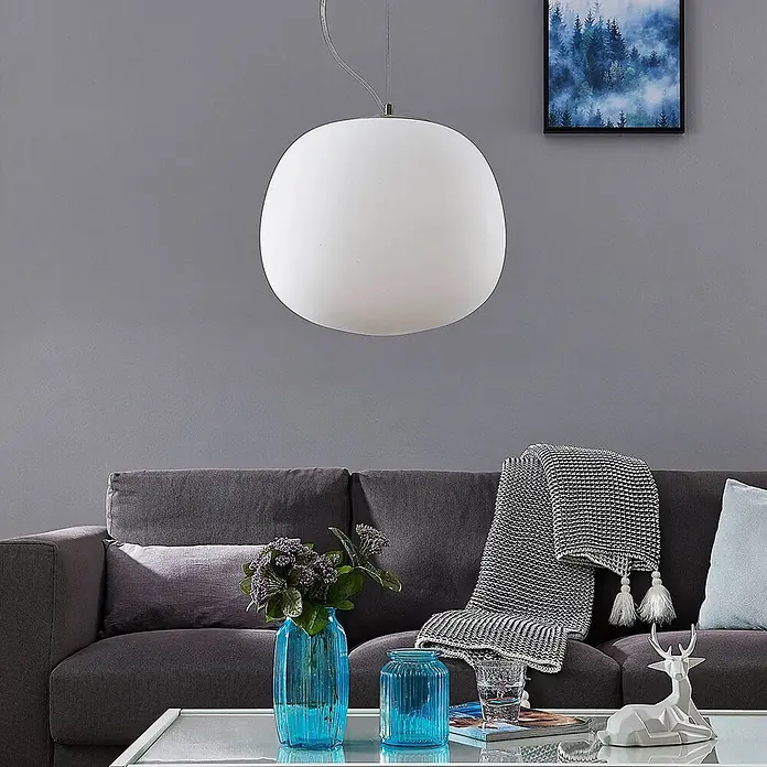 Lindby Pendelleuchte - L x B x H: 38 x 38 x 36,1 cm, weiß / opal, weiß, chrom, E27 - Große weiße kugelförmige Pendelleuchte in einem modernen Wohnzimmer hängend.