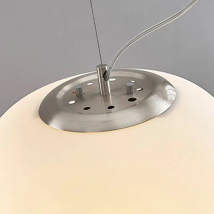 Lindby Pendelleuchte - L x B x H: 38 x 38 x 36,1 cm, weiß / opal, weiß, chrom, E27 - Aufhängung aus gebürstetem Metall mit Stromkabel an einer milchweißen Opalglaskugel einer Pendelleuchte.