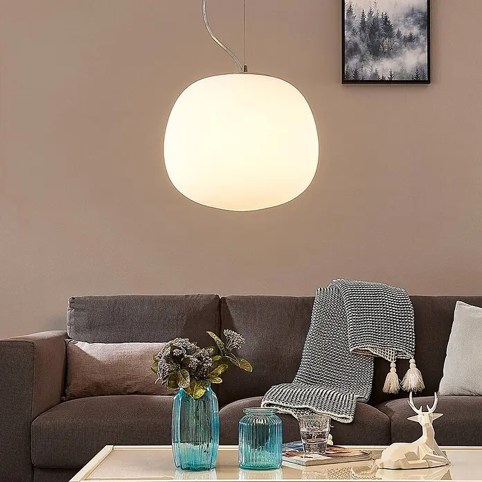 Lindby Pendelleuchte - L x B x H: 38 x 38 x 36,1 cm, weiß / opal, weiß, chrom, E27 - Große weiße ovale Pendelleuchte, die ein modernes Wohnzimmer über einem Sofa beleuchtet.