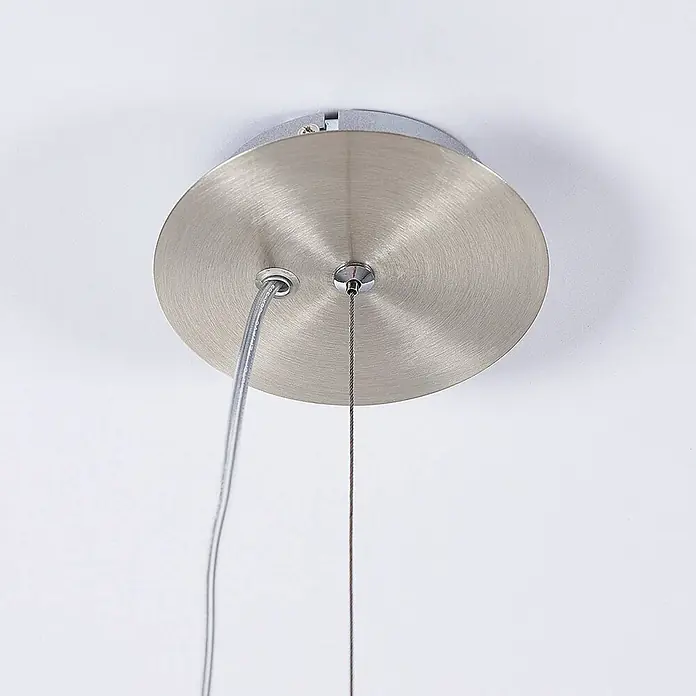 Lindby Pendelleuchte - L x B x H: 38 x 38 x 36,1 cm, weiß / opal, weiß, chrom, E27 - Gebürstete Metall-Deckenrosette für eine Pendelleuchte, aus der ein Stromkabel und ein Aufhängedraht kommen.
