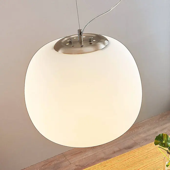 Lindby Pendelleuchte - L x B x H: 38 x 38 x 36,1 cm, weiß / opal, weiß, chrom, E27 - Eine moderne kugelförmige Pendelleuchte aus weißem Glas mit gebürsteter Metallfassung, hängt über einer Holzoberfläche.
