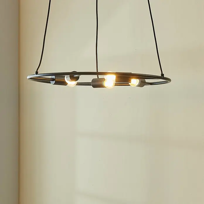 Lucande Pendelleuchte Linnard - L x B x H: 60 x 60 x 1,3 cm, Schwarz, E27 - Ein dunkler, runder Kronleuchter aus Metall mit mehreren beleuchteten, freiliegenden Glühbirnen, der an Drähten hängt.