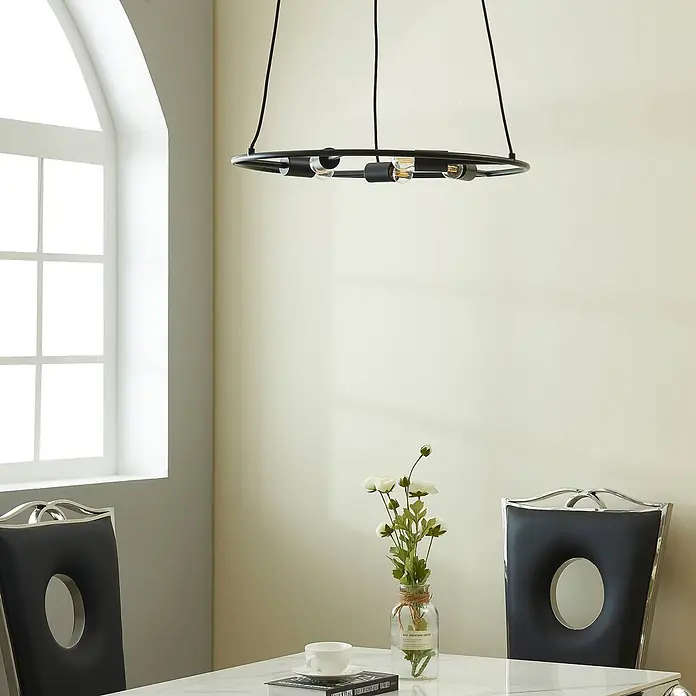 Lucande Pendelleuchte Linnard - L x B x H: 60 x 60 x 1,3 cm, Schwarz, E27 - Schwarzer, minimalistischer runder Kronleuchter mit freiliegenden Glühbirnen über einem Tisch hängend.