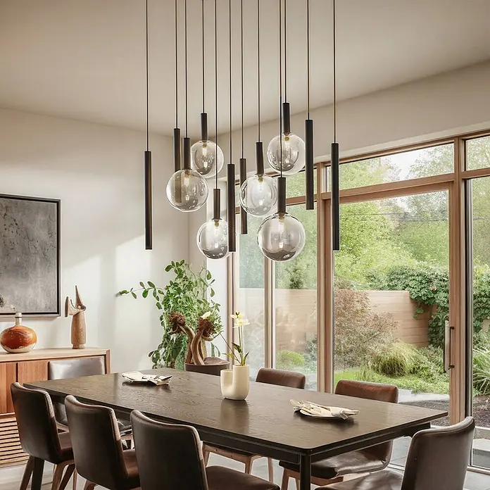 Lucande Pendelleuchte Lumavia - L x B x H: 93 x 53 x 30 cm, schwarz, Schwarz, rauchgrau, G9 - Mehrflammige Pendelleuchte mit klaren Glaskugeln und dunklen Zylinderschirmen, über einem Esstisch hängend.