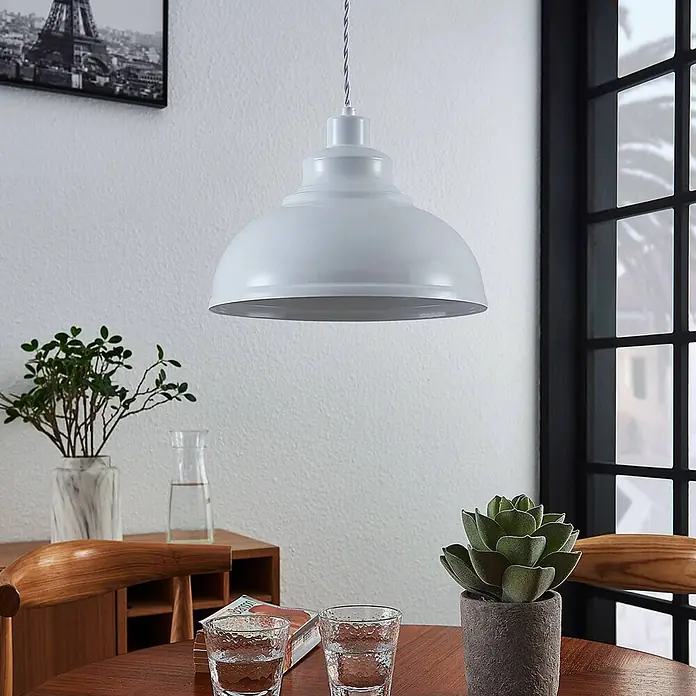 Lindby Pendelleuchte Albertine - L x B x H: 29 x 29 x 19,7 cm, weiß / opal, weiß, E27 - Weiße, kuppelförmige Pendelleuchte mit gedrehtem Kabel, über einem Holztisch hängend.