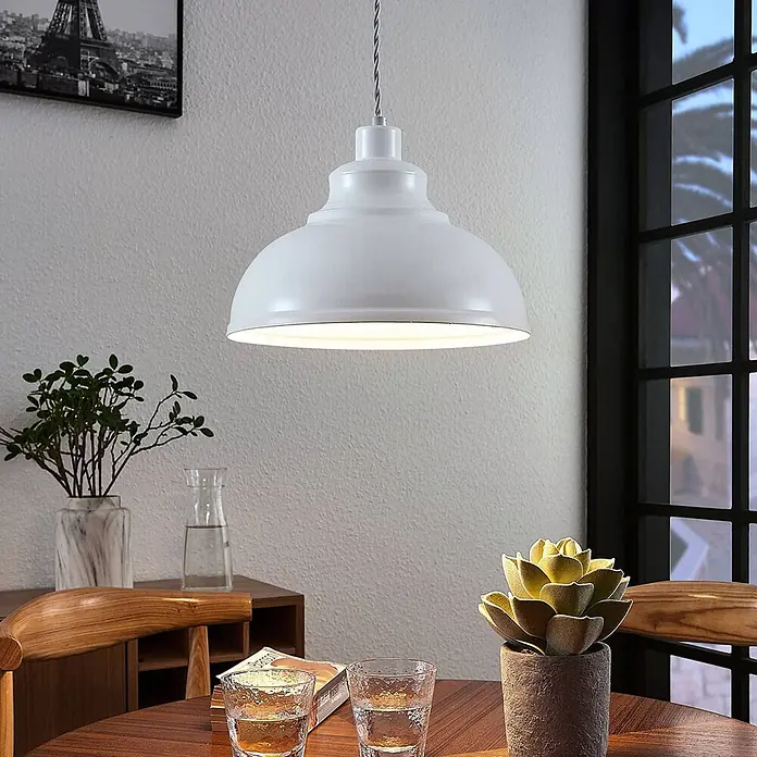 Lindby Pendelleuchte Albertine - L x B x H: 29 x 29 x 19,7 cm, weiß / opal, weiß, E27 - Weiße kuppelförmige Pendelleuchte hängt über einem hölzernen Esstisch.